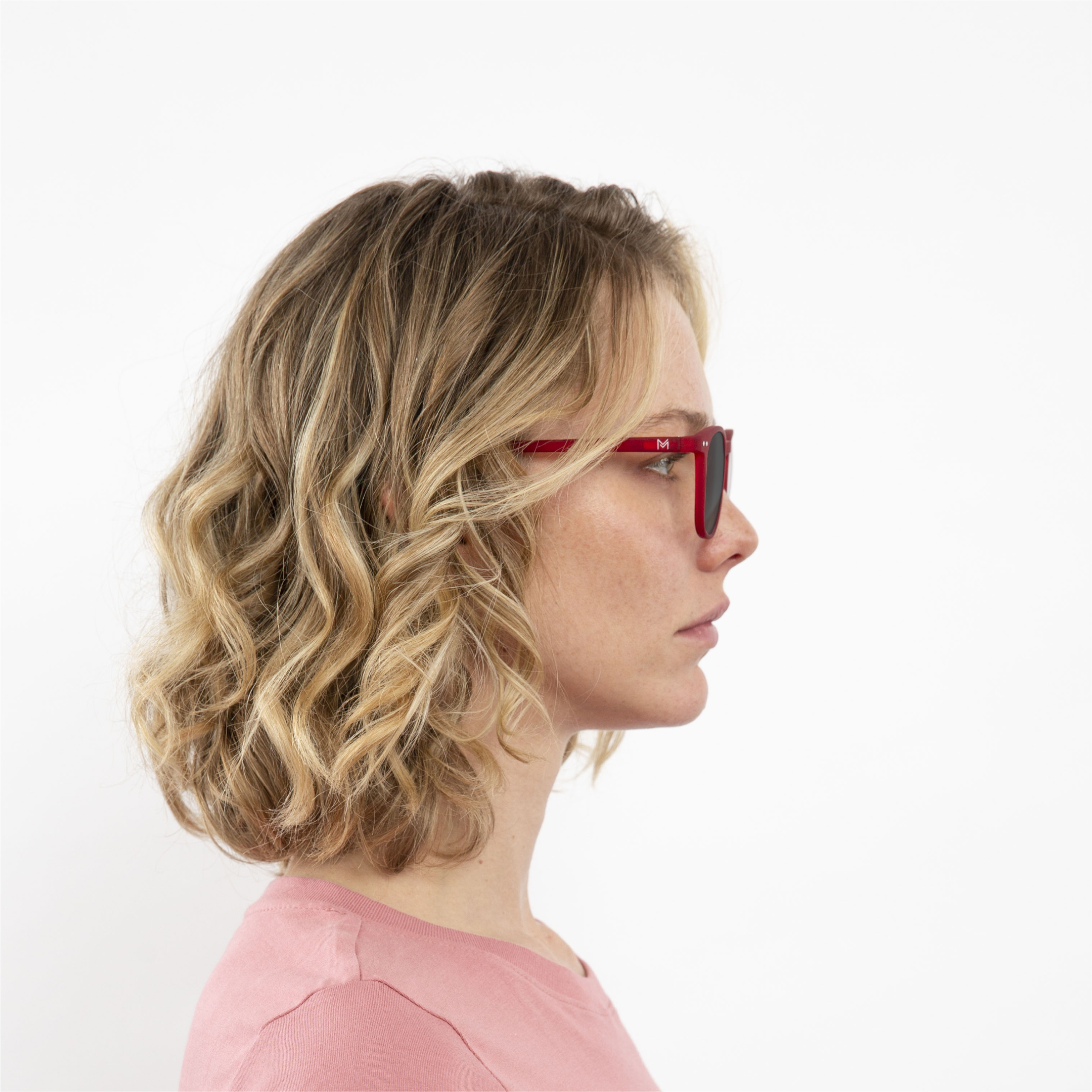 transition-photochromic-glasses-grey-lenses-women-william-red-profile (2)